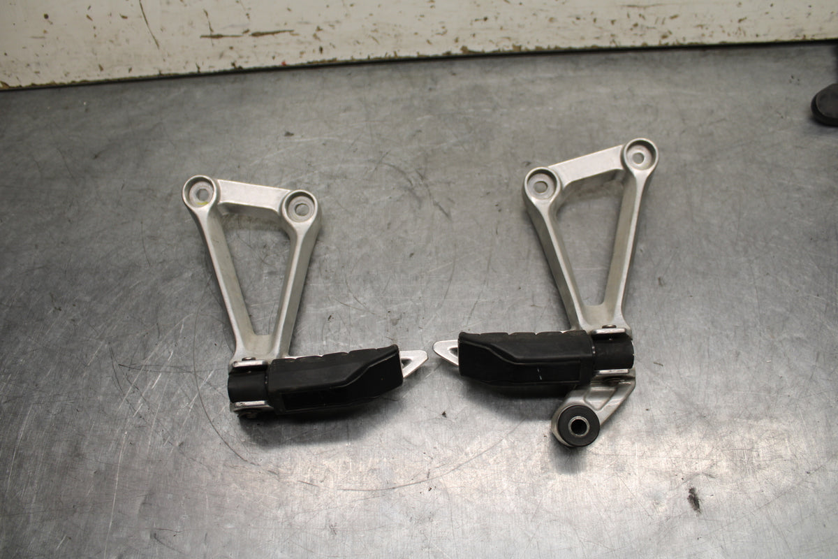 15-16 HONDA CB300F REAR BACK PASSENGER PEG SET PAIR BB740