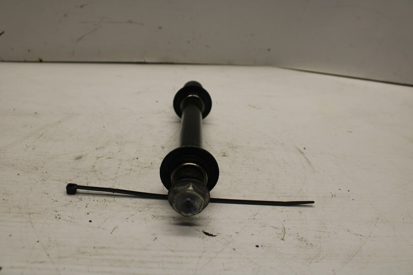 06 YAMAHA YZF R1 FRONT WHEEL RIM AXLE PIVOT BOLT 2C0-25181-00-00 BB282