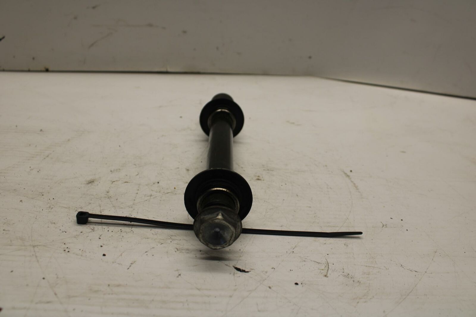 06 YAMAHA YZF R1 FRONT WHEEL RIM AXLE PIVOT BOLT 2C0-25181-00-00 BB282