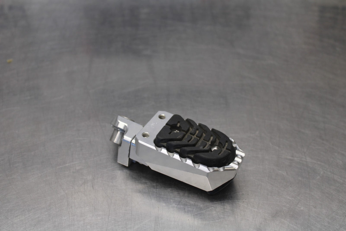 19 BMW F750GS AFTERMARKET RIGHT FRONT FOOT REST PEG STEP BB938