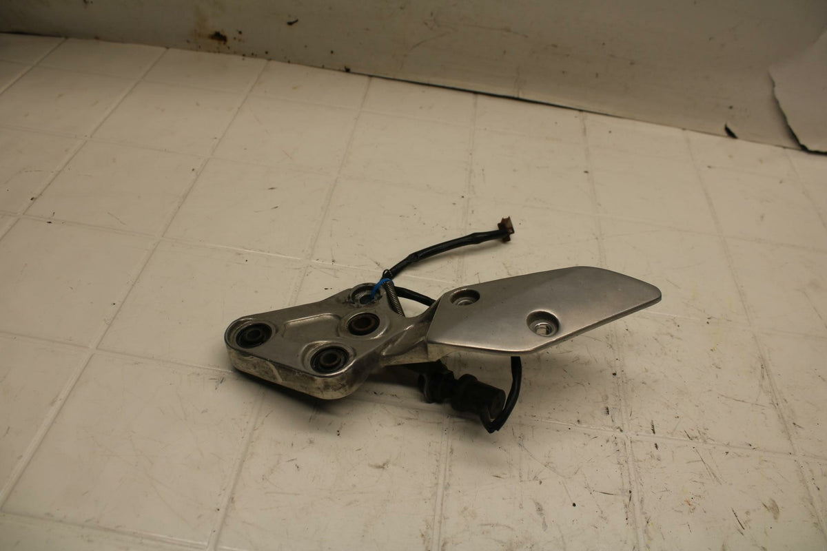 01-05 YAMAHA FZS1000 RIGHT REARSET REAR SET DRIVER FOOT PEG REST STOP BB10