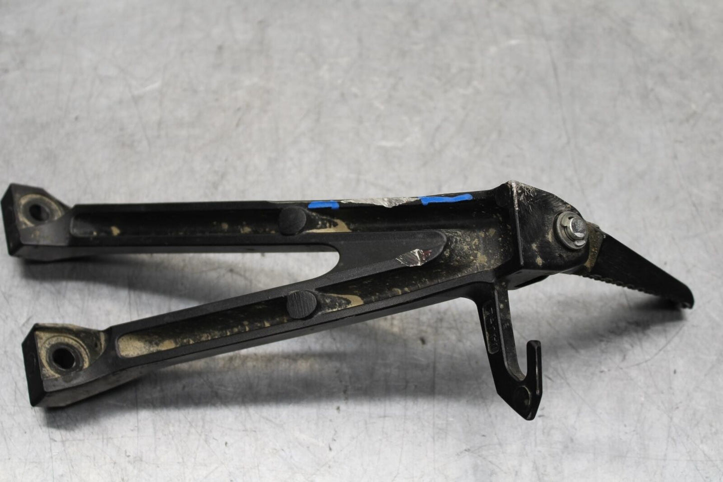 11-23 SUZUKI GSXR 600 LEFT REAR BACK PASSENGER PEG BB582