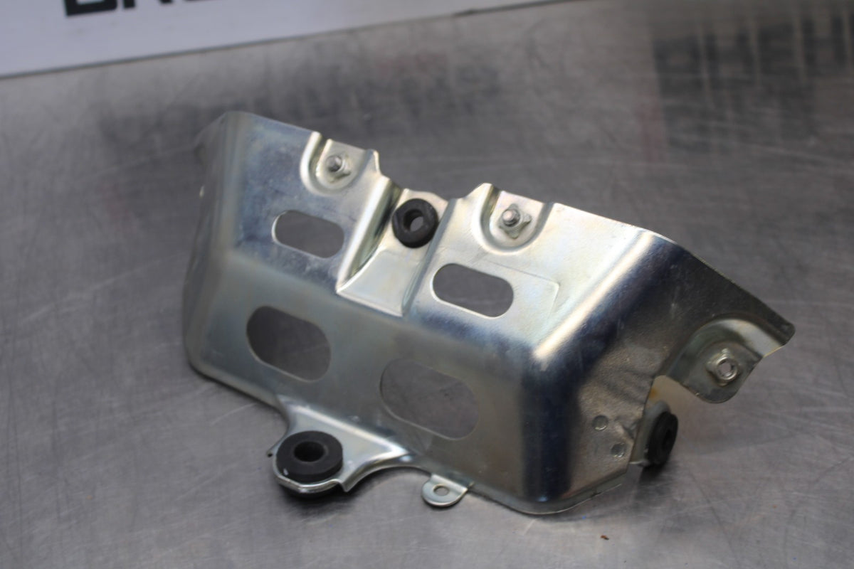 08-10 SUZUKI GSXR 600 FRONT GAS TANK FAIRING COWL COVER MOUNT BRACKET BB202