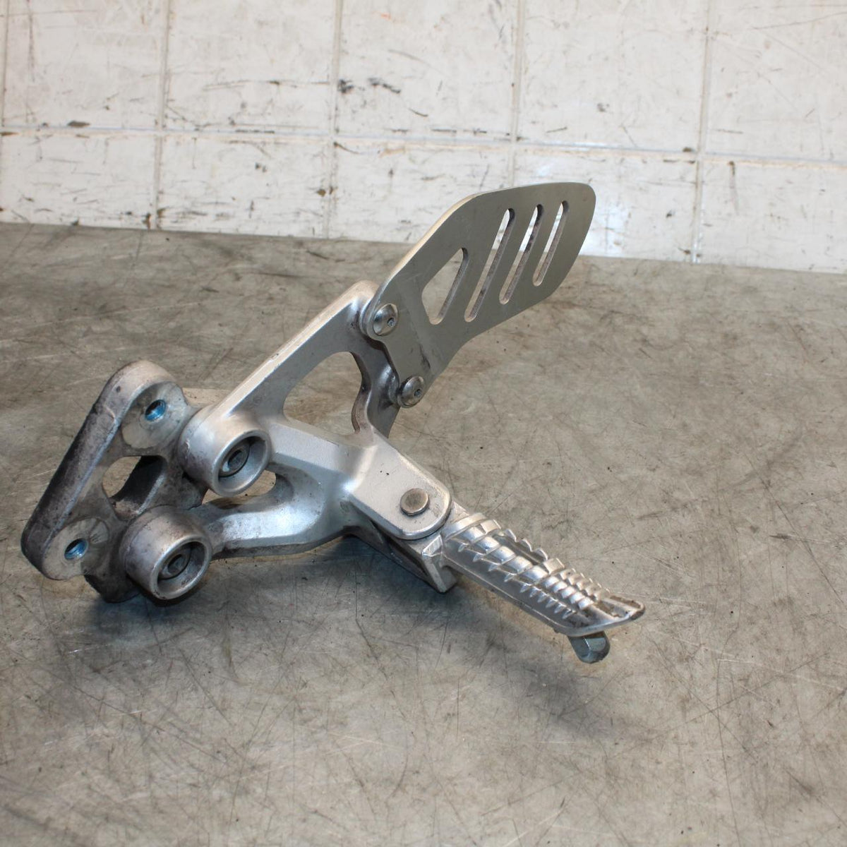 06-07 SUZUKI GSXR750 LEFT REARSET REAR SET DRIVER FOOT PEG REST STOP BB543