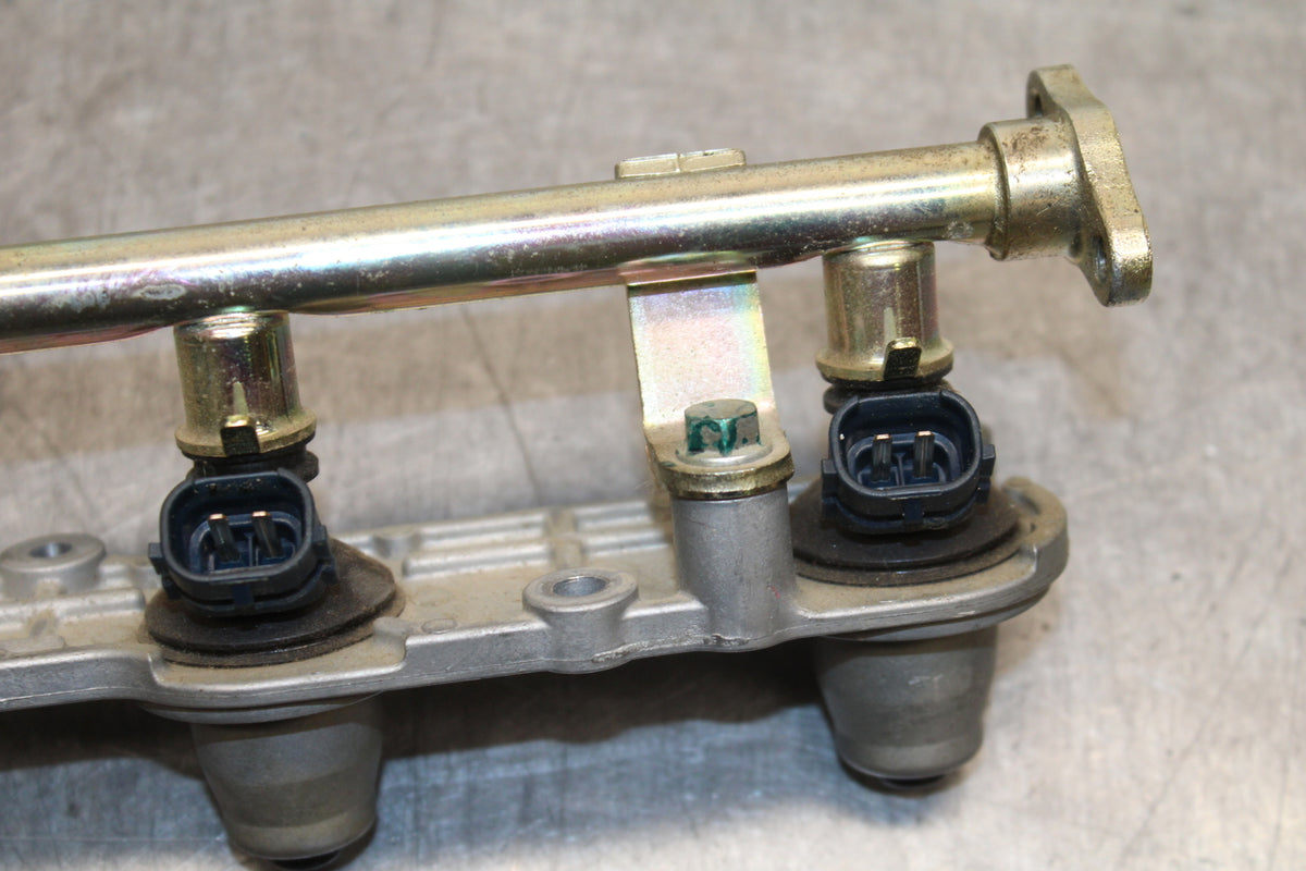 03-04 HONDA CBR600RR SECONDARY FUEL INJECTORS TOP AIRBOX GAS RAIL BB122