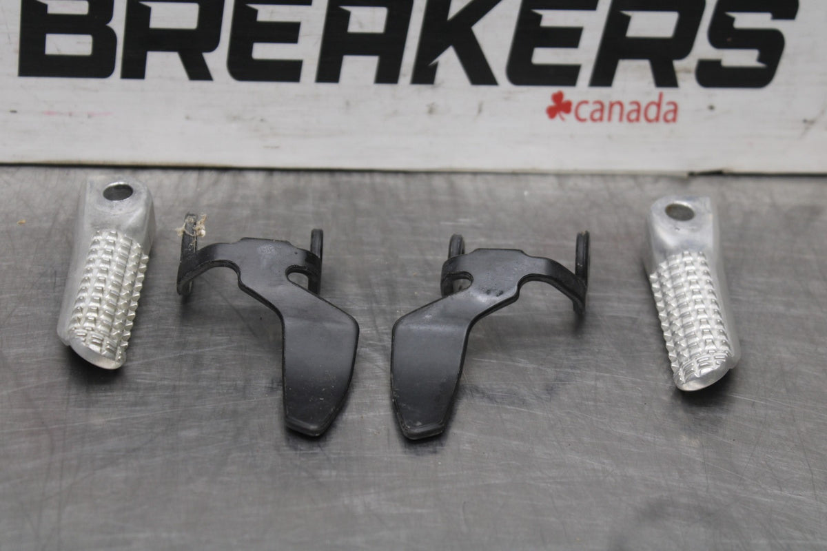 22-25 YAMAHA YZF R7 REAR BACK PASSENGER PEG SET PAIR BB940