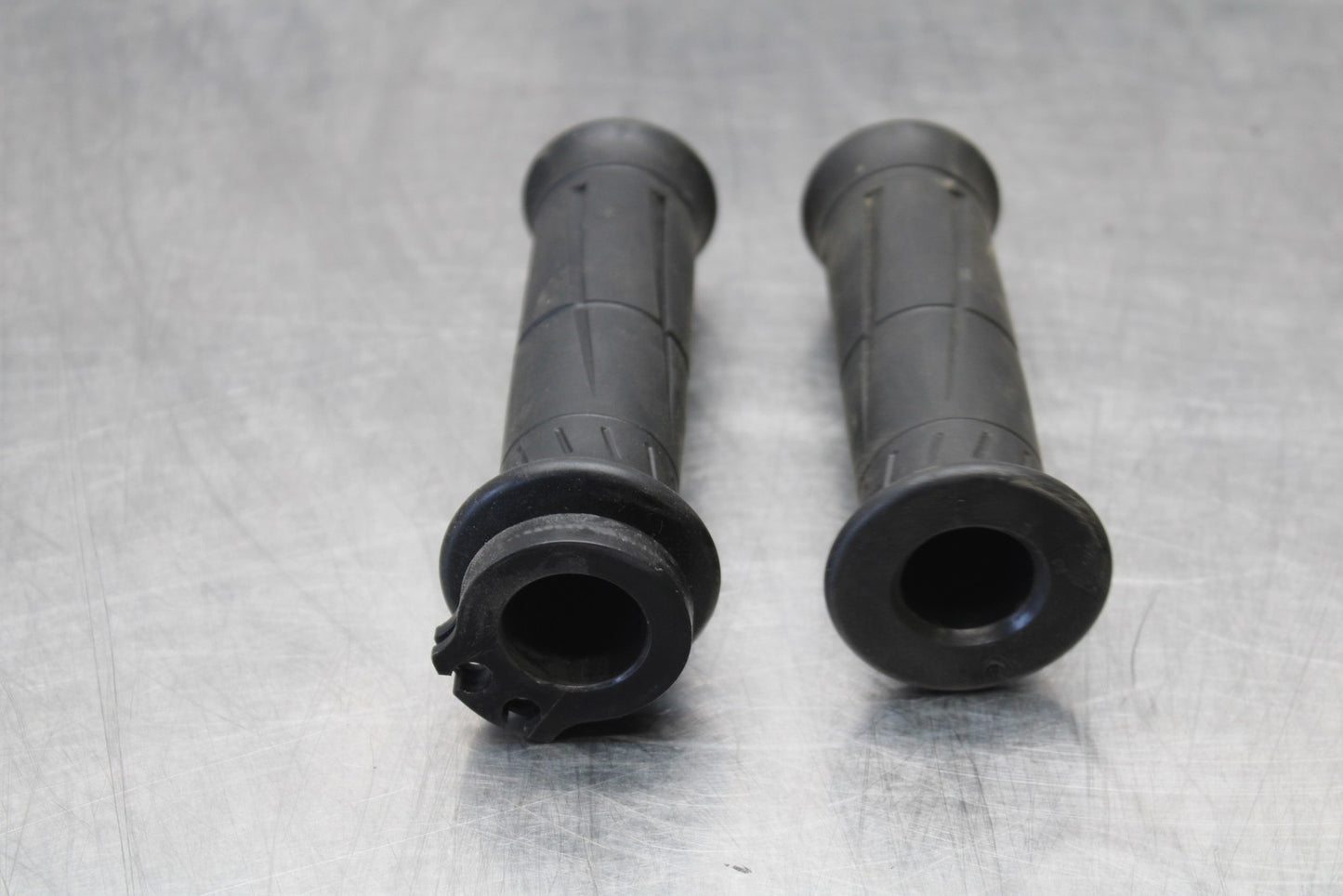 21-23 KAWASAKI NINJA ZX6R RIGHT THROTTLE TUBE & GRIPS BB179