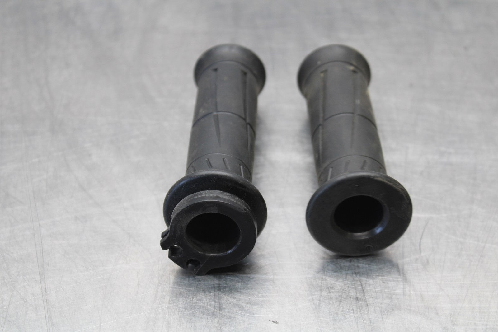 21-23 KAWASAKI NINJA ZX6R RIGHT THROTTLE TUBE & GRIPS BB179