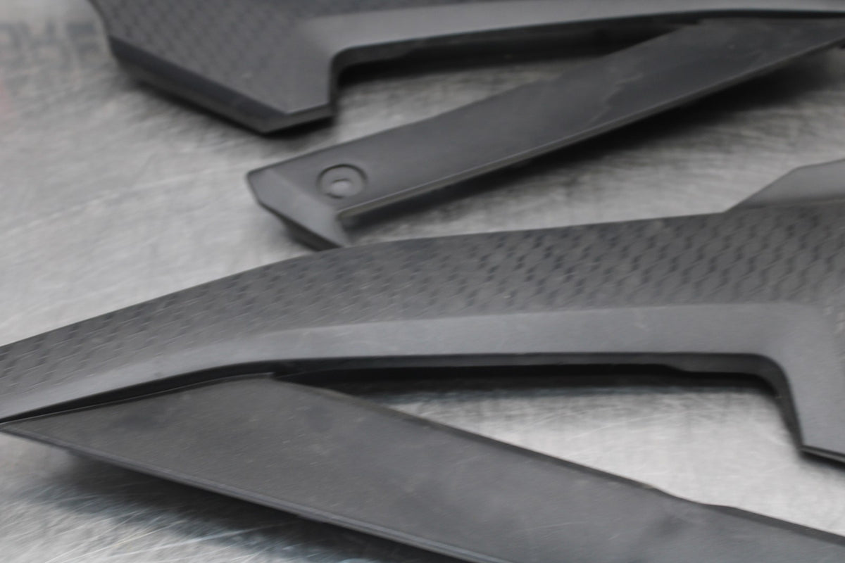 23 YAMAHA YZF R3 RIGHT LEFT FRONT SEAT PANELS TRIMS COWLS FAIRINGS COVER BB003