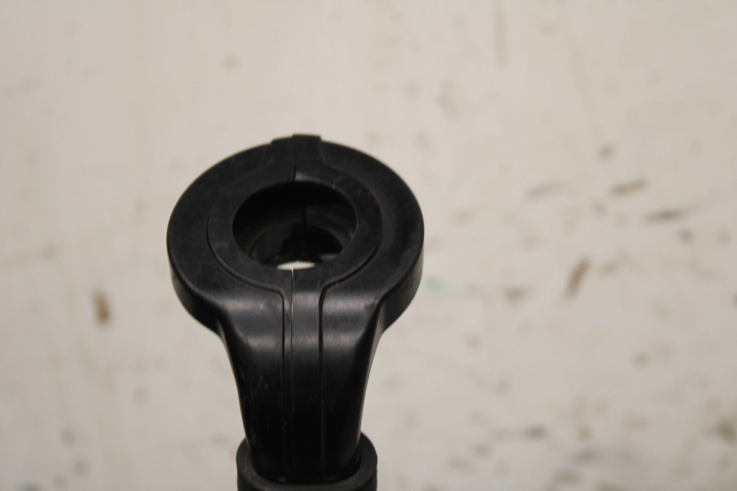 03-04 TRIUMPH DAYTONA 600 THROTTLE CABLE LINE HOUSING GUIDE BB745