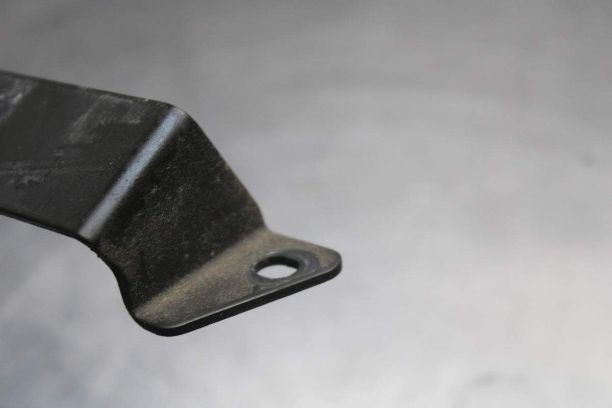 02 KAWASAKI VULCAN 800 VN800B CLASSIC BATTERY HOLD DOWN CLAMP STRAP BB862