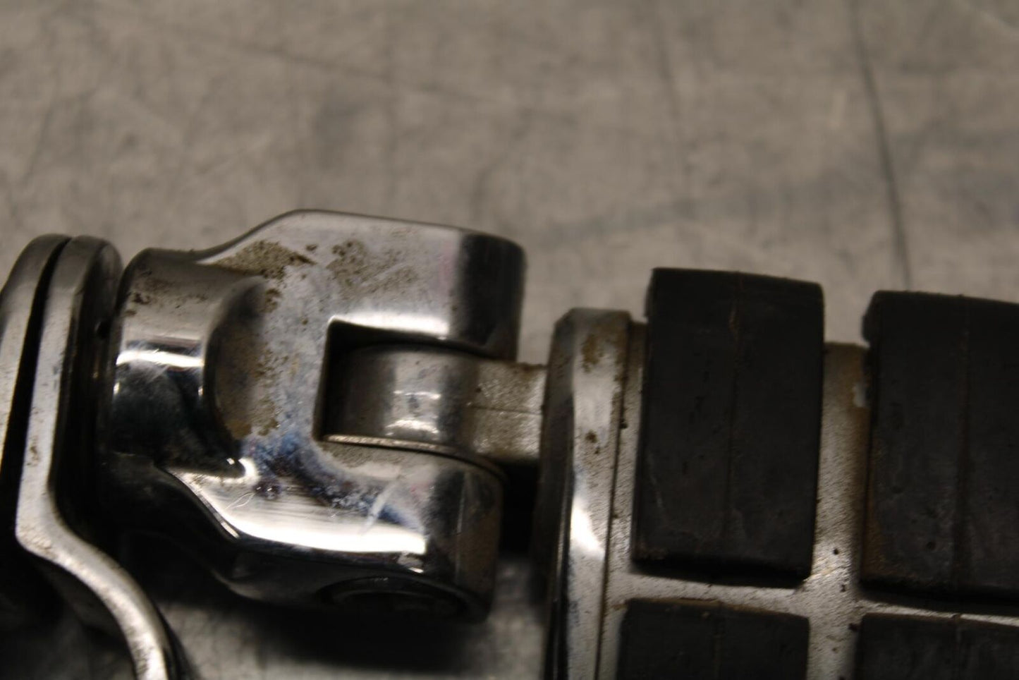 2005 Kawasaki Vulcan 1600 VN1600A Classic FRONT FOOT RESTS PEGS SET PAIR BB574