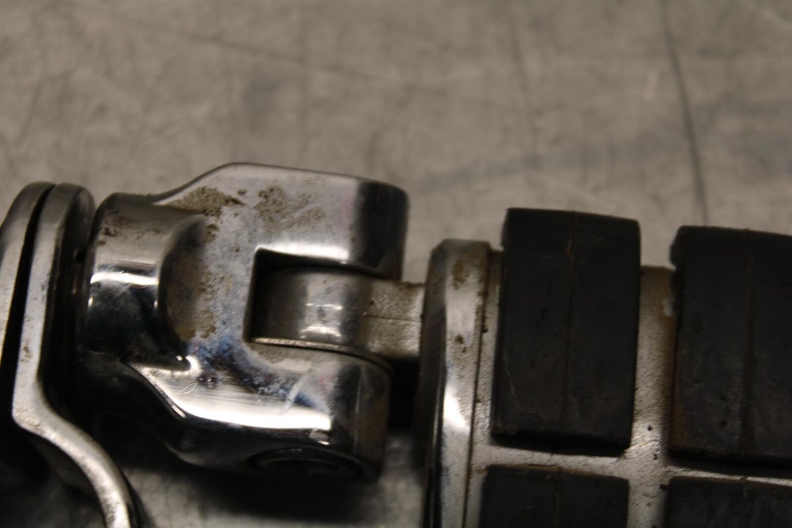 2005 Kawasaki Vulcan 1600 VN1600A Classic FRONT FOOT RESTS PEGS SET PAIR BB574