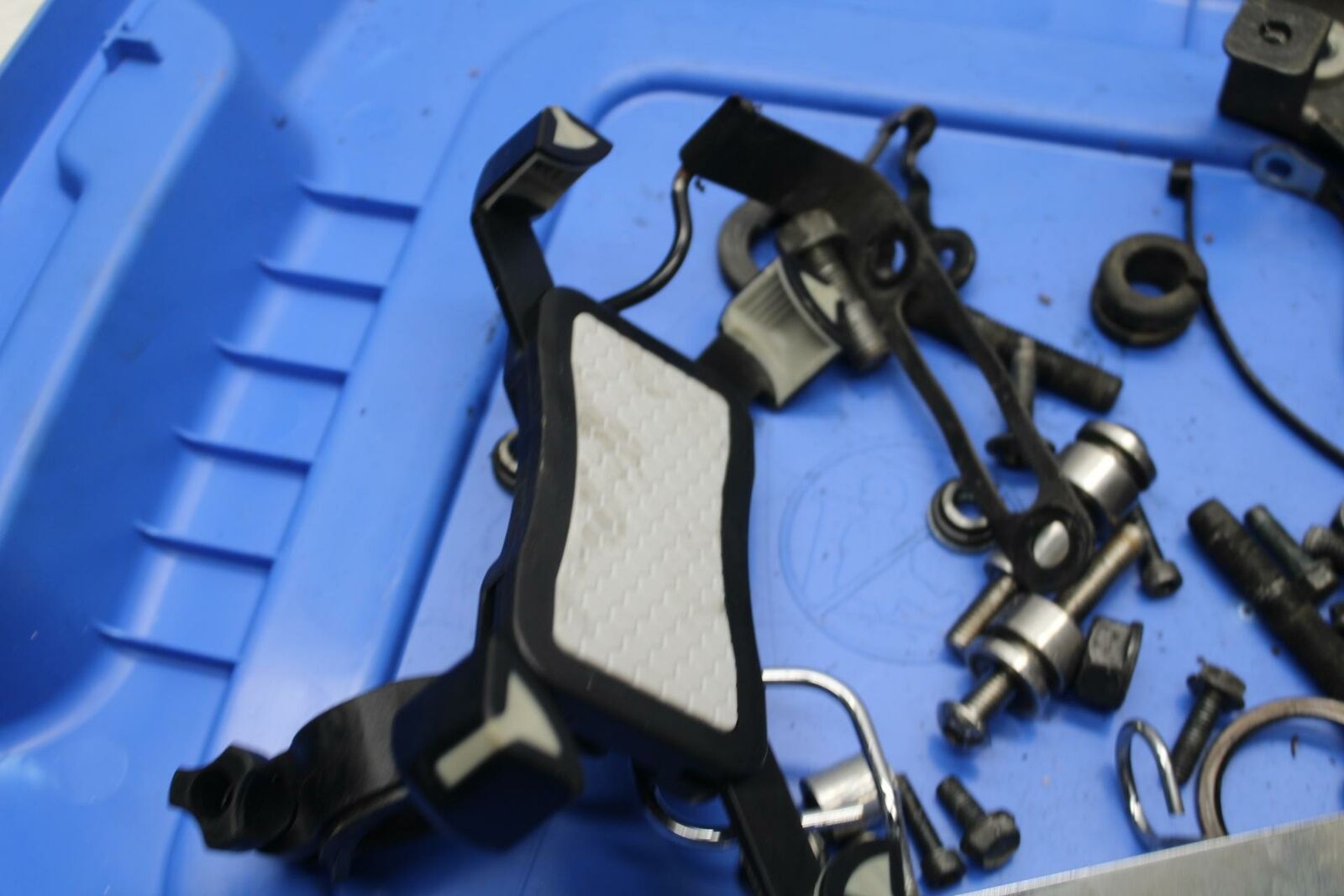 06-21 KAWASAKI VULCAN 900 BOLTS HARDWARE MOTOR SCREWS BB363