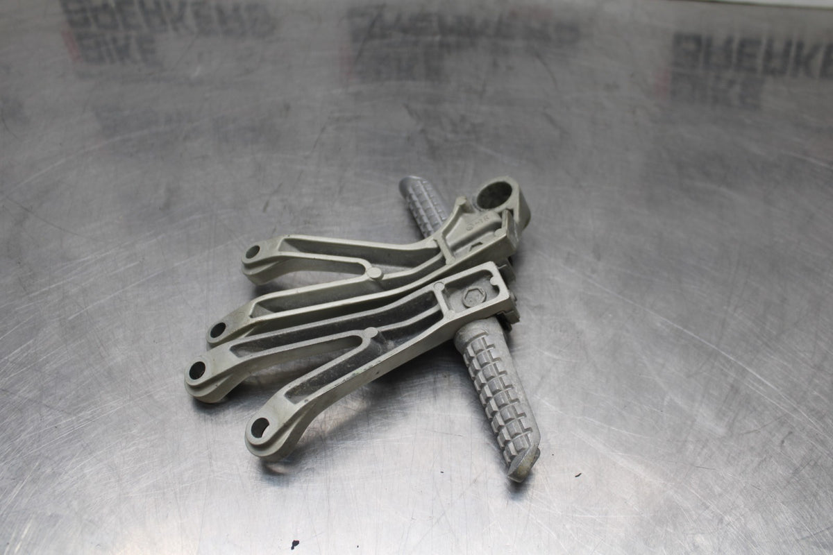 98 KAWASAKI NINJA ZX6 REAR BACK PASSENGER PEG SET PAIR BB870