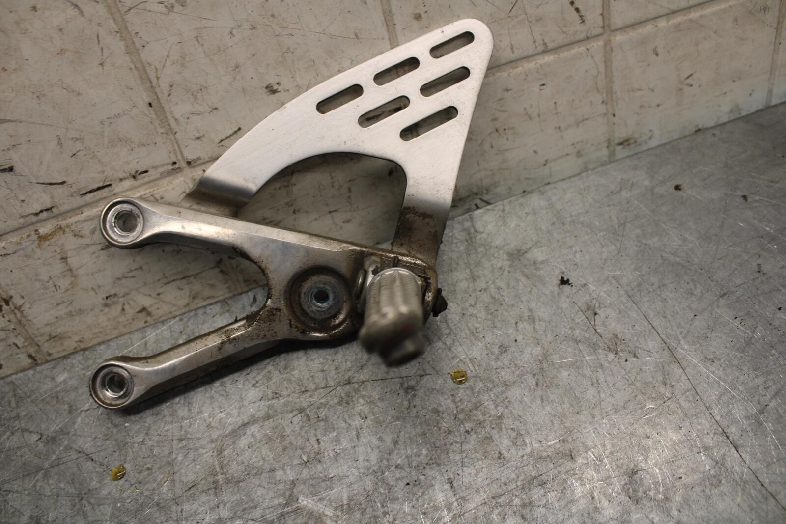 2003 Yamaha YZF R6 LEFT REARSET REAR SET DRIVER FOOT PEG BRACKET MOUNT BB539