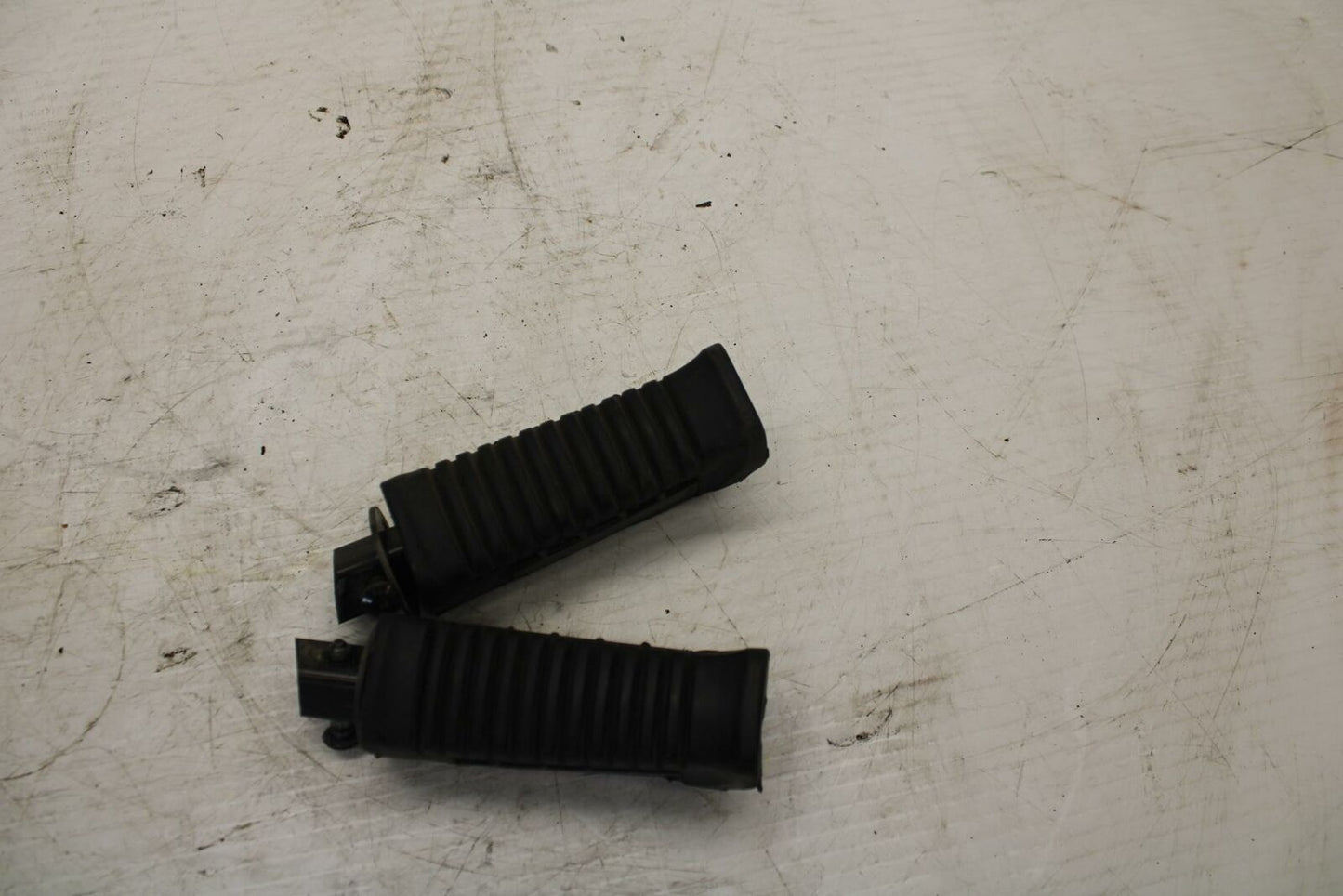 04-09 SUZUKI GS500F REAR BACK PASSENGER PEG SET PAIR BB261