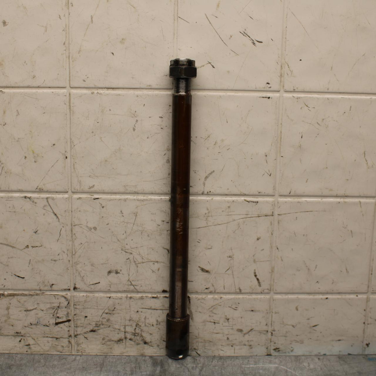1977 Yamaha XS750 REAR AXLE BACK WHEEL RIM PIVOT BOLT AXEL 1J7-25381-00-00 BB554