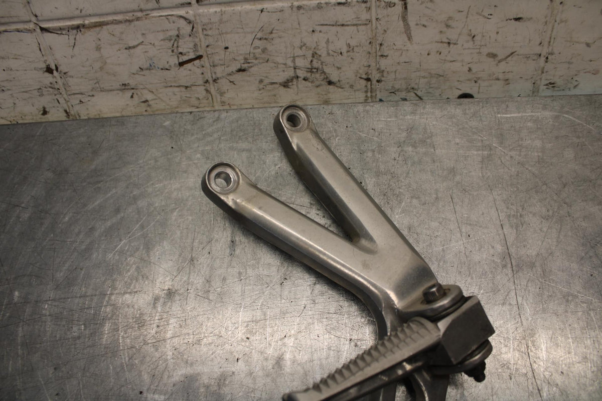 2001 Yamaha YZF R6 RIGHT REAR BACK PASSENGER PEG 5EB-27440-00-00 BB68