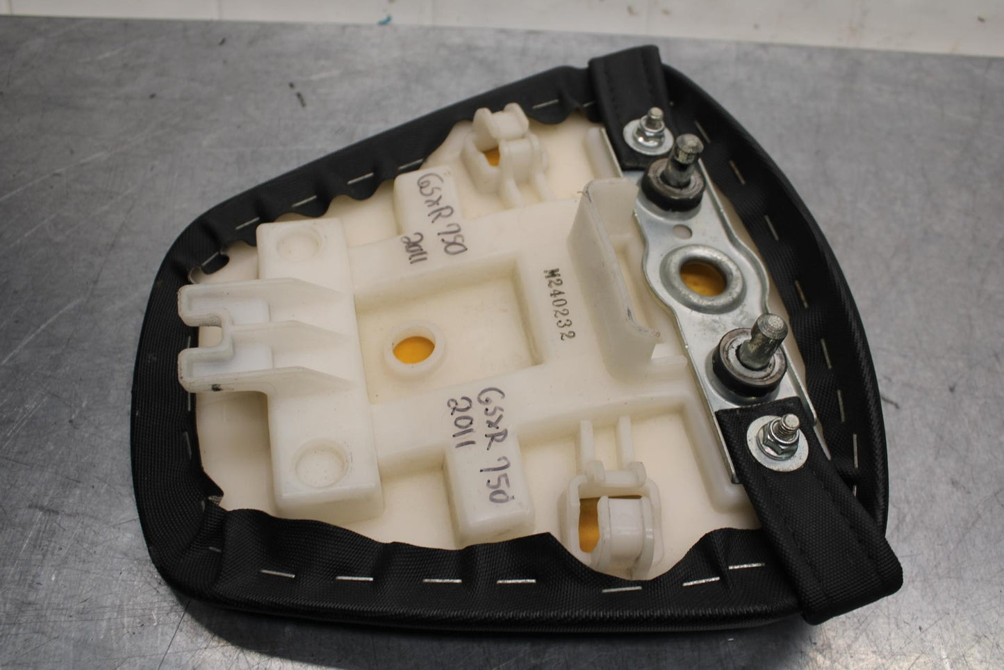 11-22 SUZUKI GSXR600 REAR BACK PASSENGER SEAT PAD PILLION BB582