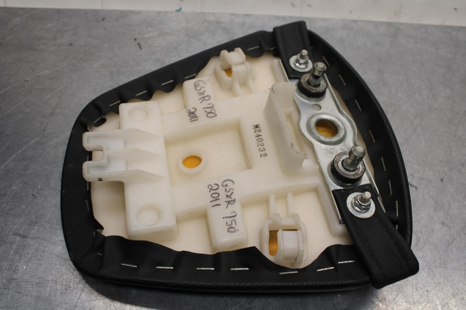 11-22 SUZUKI GSXR600 REAR BACK PASSENGER SEAT PAD PILLION BB582