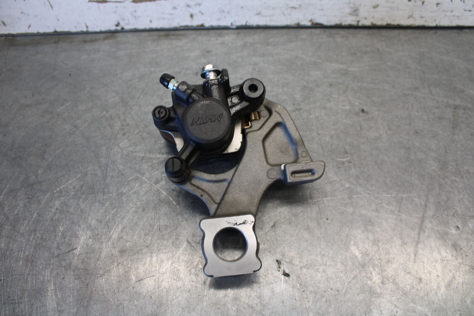 11-24 SUZUKI GSXR750 REAR BACK BRAKE CALIPER W MOUNT BRACKET BB687