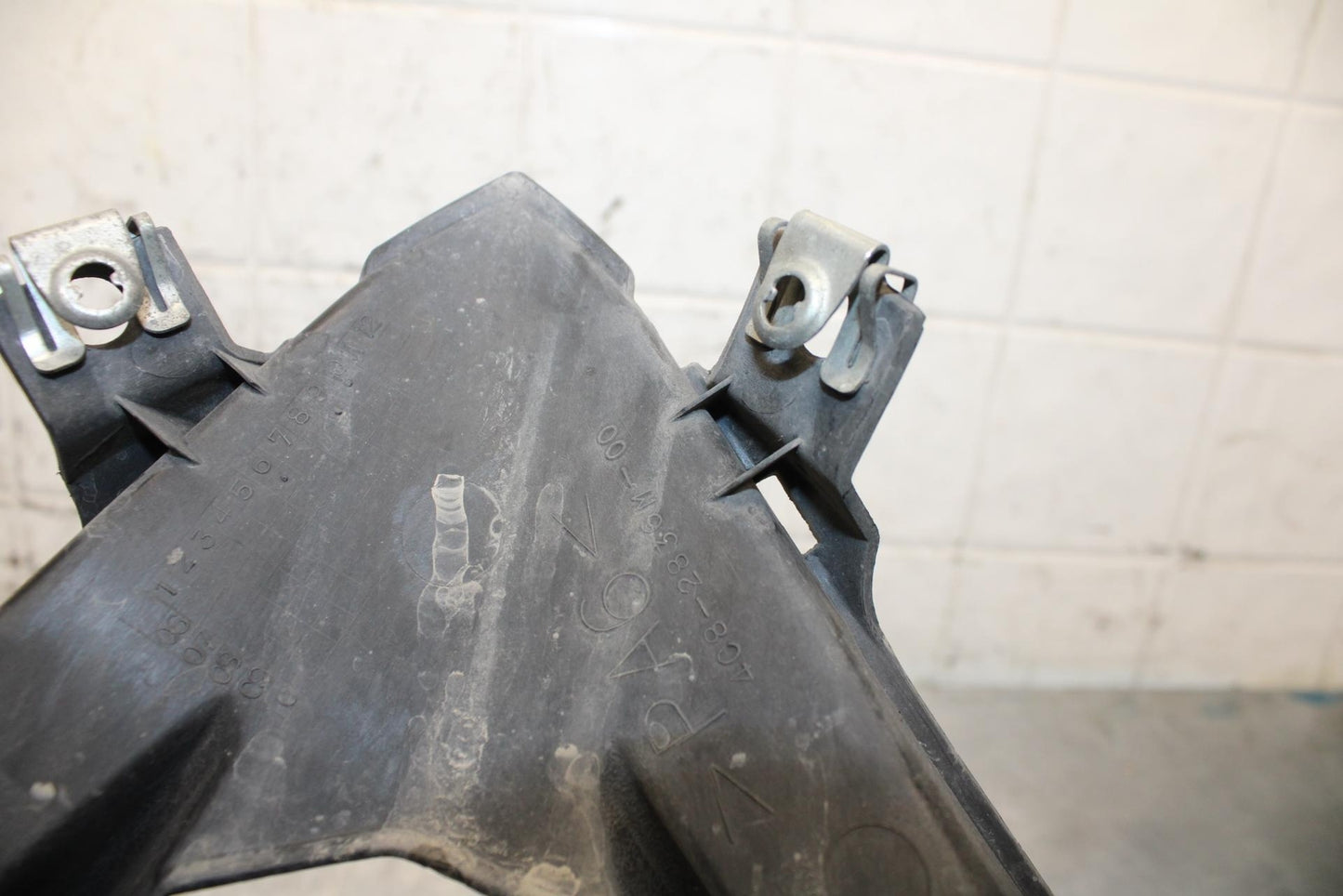 2007 Yamaha YZF R1 FRONT LOWER CENTER COWL FAIRING BB575