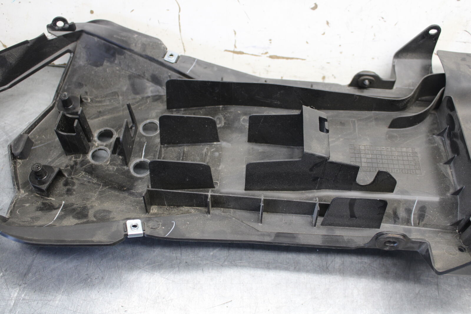 18-23 KAWASAKI NINJA 400 REAR BACK TAIL UNDERTAIL BATTERY TRAY PLASTIC BB679