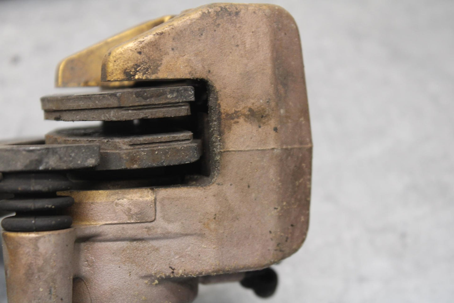 03-04 KAWASAKI NINJA ZX6RR REAR BACK BRAKE CALIPER W MOUNT BRACKET BB105