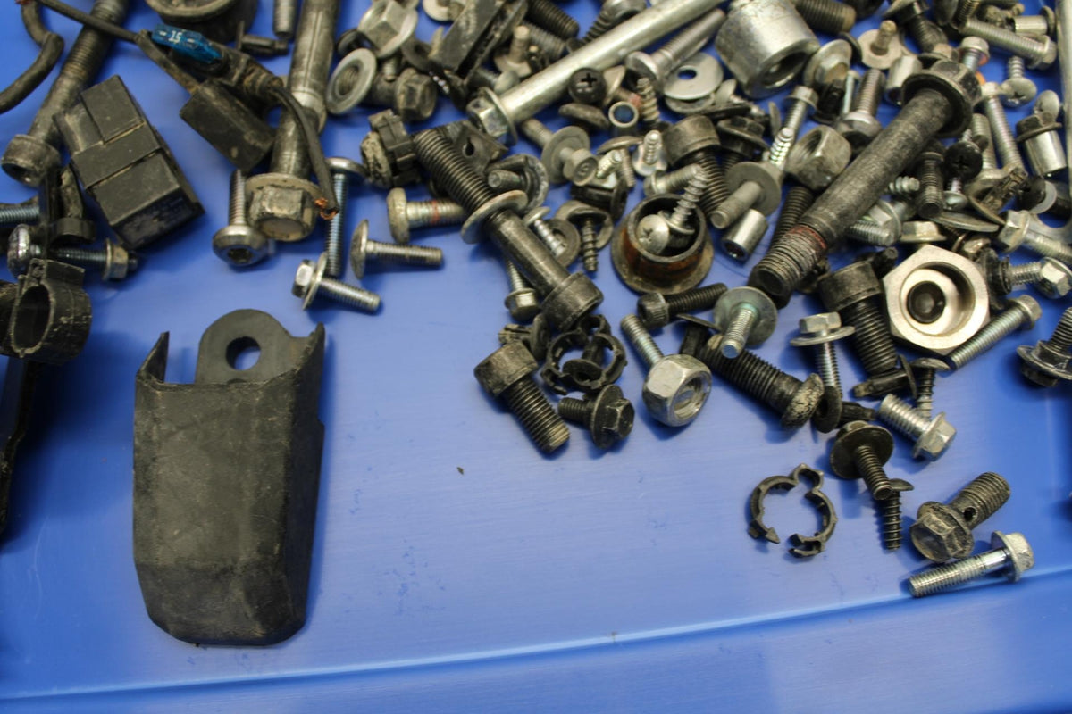 19 YAMAHA YZF R3 LEFTOVER BOLTS HARDWARE MOTOR SCREWS AND MISC. BB56