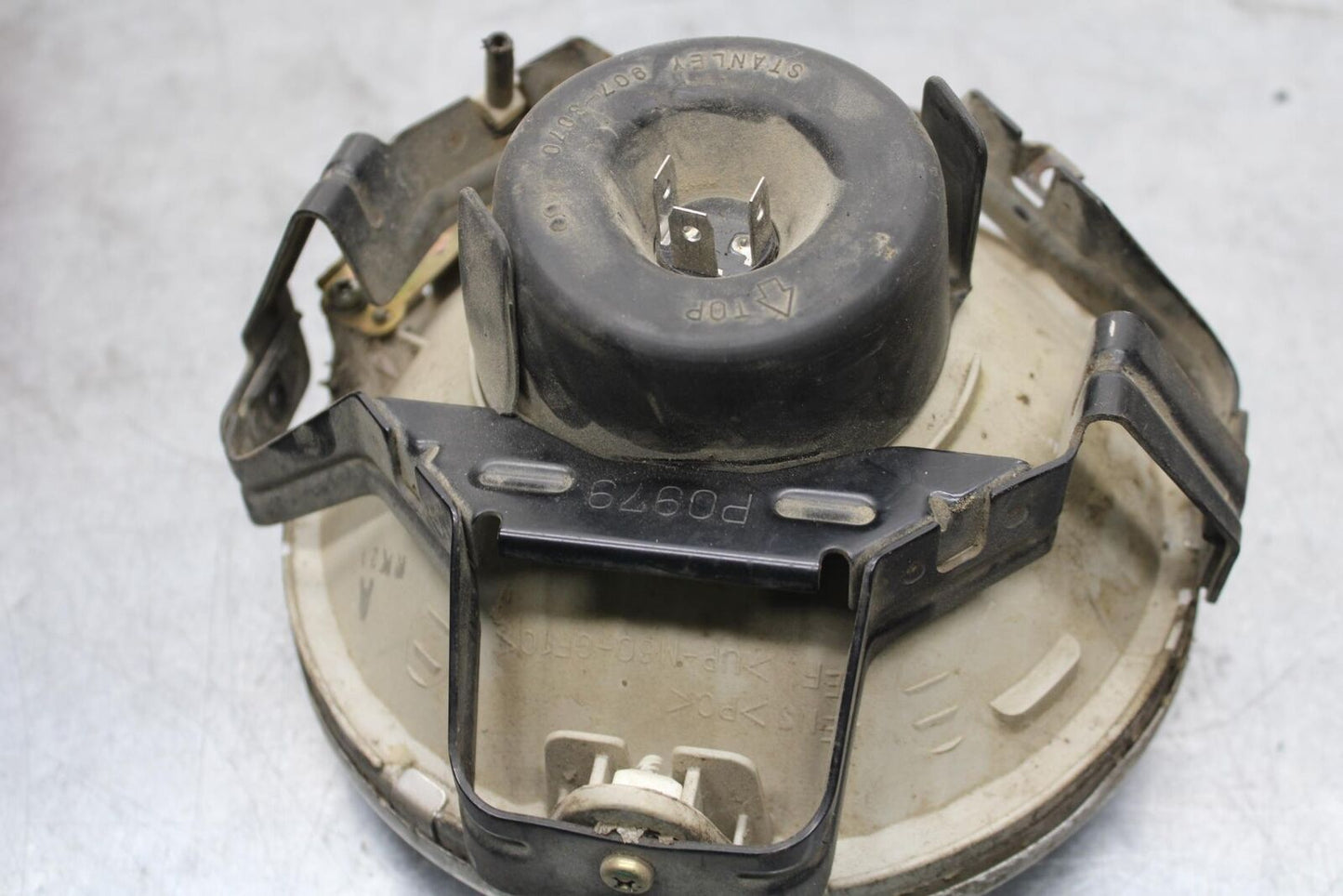 2005 Kawasaki Vulcan 1500 VN1500N Classic SINGLE HEADLIGHT HEAD LAMP LIGHT BB576