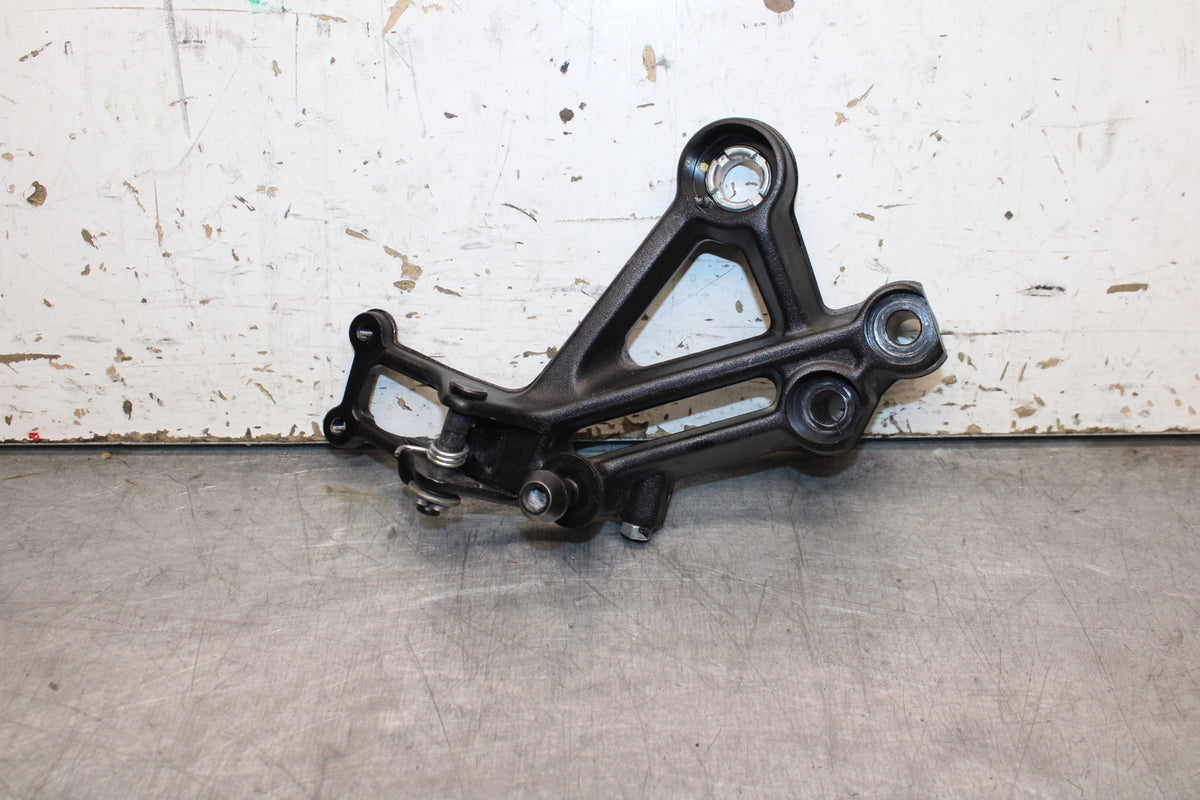 17-24 KTM 390 DUKE RIGHT REARSET REAR SET DRIVER FOOT PEG BRACKET MOUNT BB734