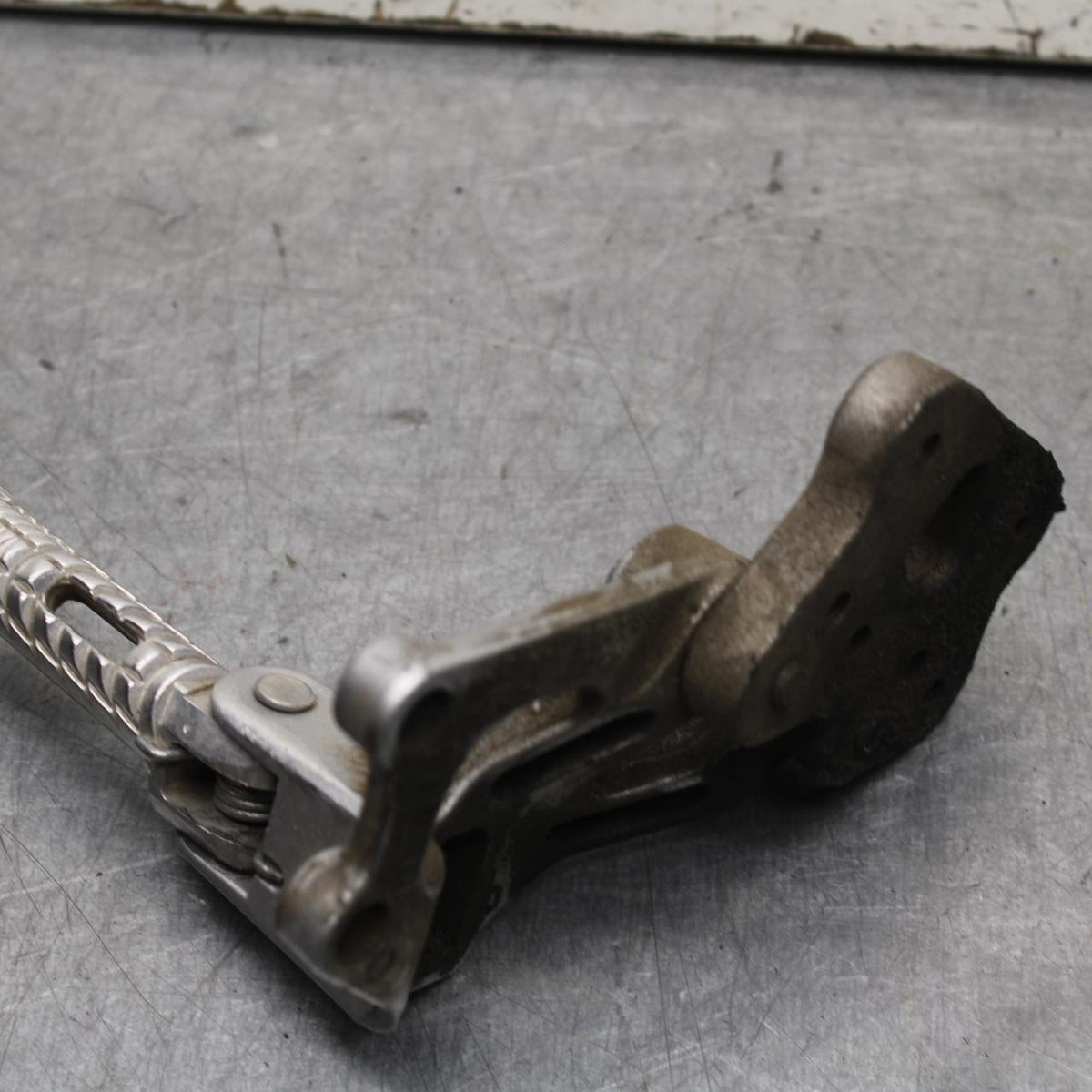 06-07 SUZUKI GSXR750 LEFT REARSET REAR SET DRIVER FOOT PEG REST STOP BB645
