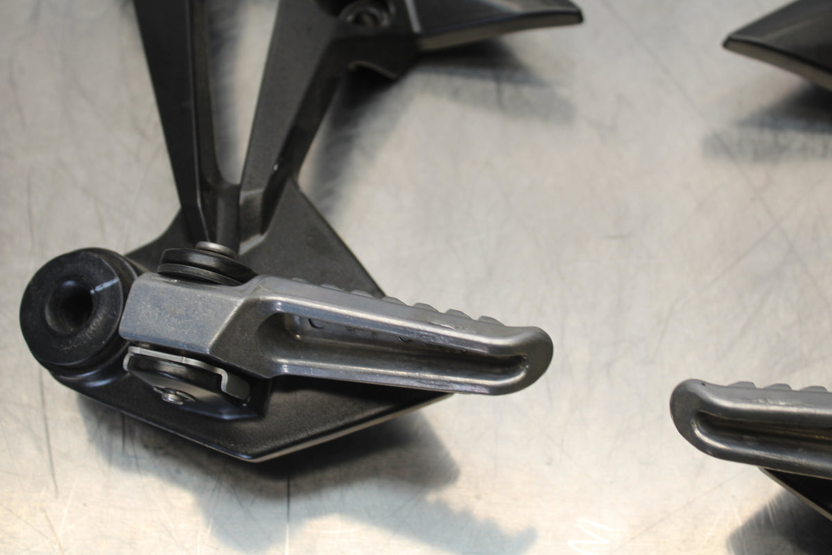 07 KAWASAKI Z1000 REAR BACK PASSENGER PEG SET PAIR BB148