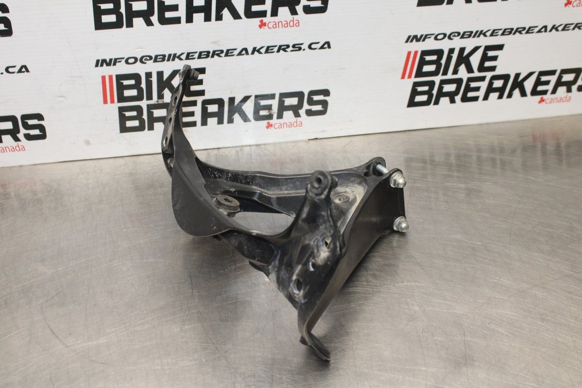 06-07 SUZUKI GSXR750 UPPER FAIRING MIRROR GAUGES STAY BRACKET BB811