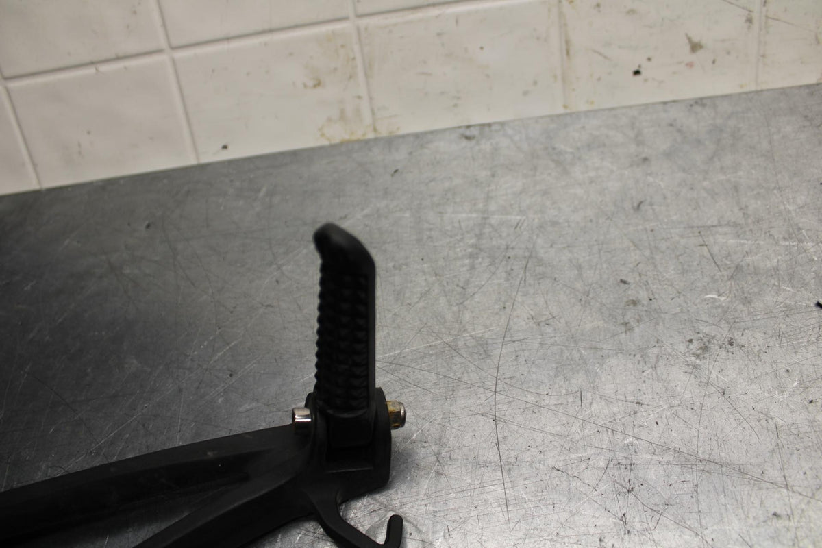 07 YAMAHA YZF R6 2c0 RIGHT REAR BACK PASSENGER PEG BB75