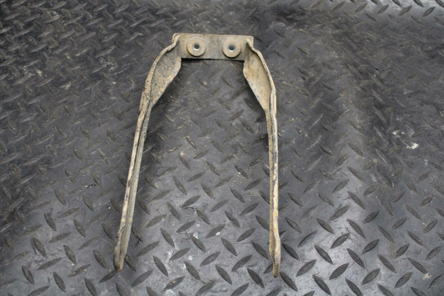 78 SUZUKI GS550E REAR BACK FENDER MUD GUARD SUPPORT BB212