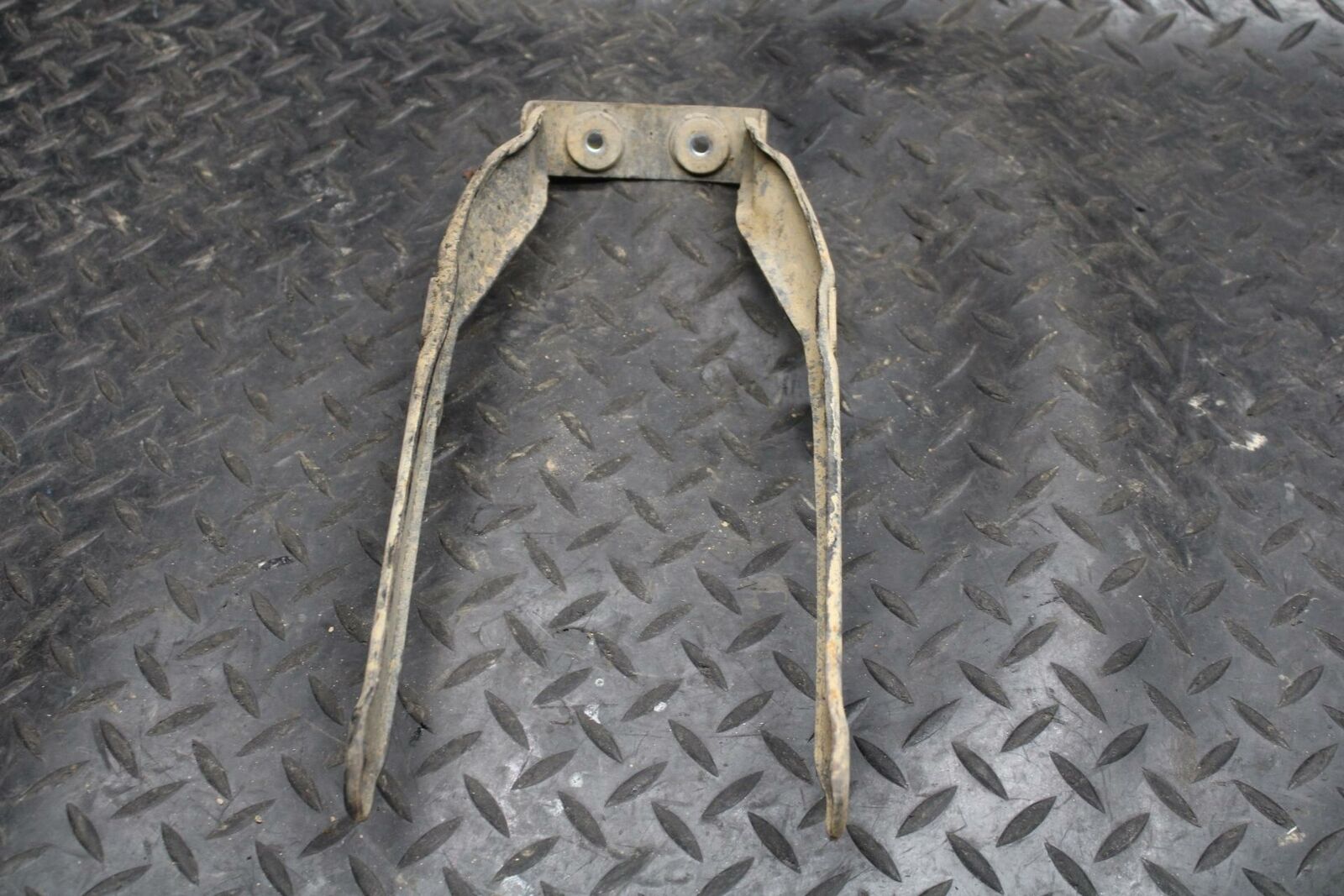 78 SUZUKI GS550E REAR BACK FENDER MUD GUARD SUPPORT BB212