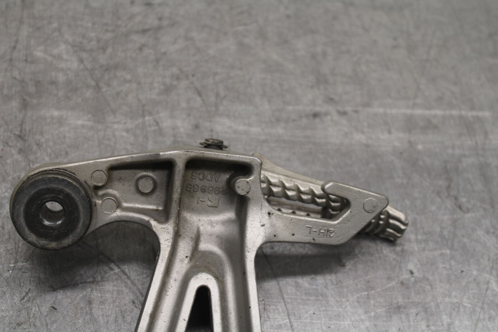 05-08 SUZUKI GSXR1000 REAR BACK PASSENGER PEG SET PAIR BB113