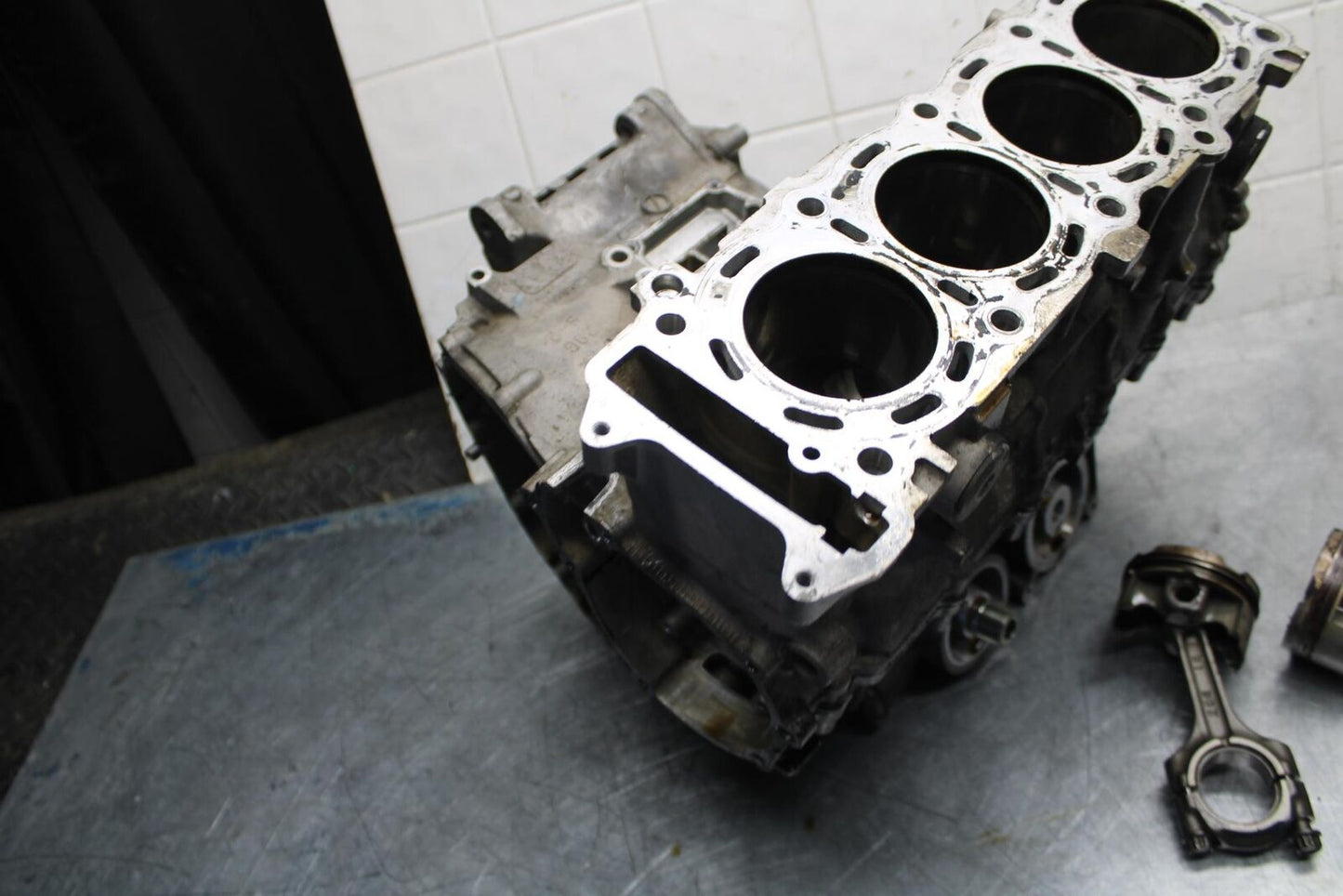 04-05 SUZUKI GSXR600 ENGINE MOTOR CRANKCASE CRANK CASES BLOCK 11301-29861 BB329