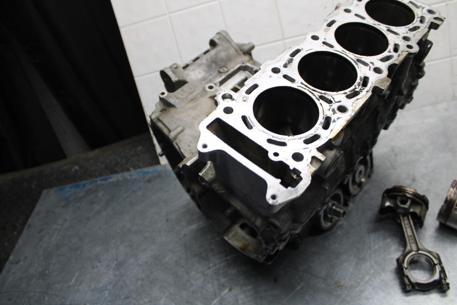 04-05 SUZUKI GSXR600 ENGINE MOTOR CRANKCASE CRANK CASES BLOCK 11301-29861 BB329