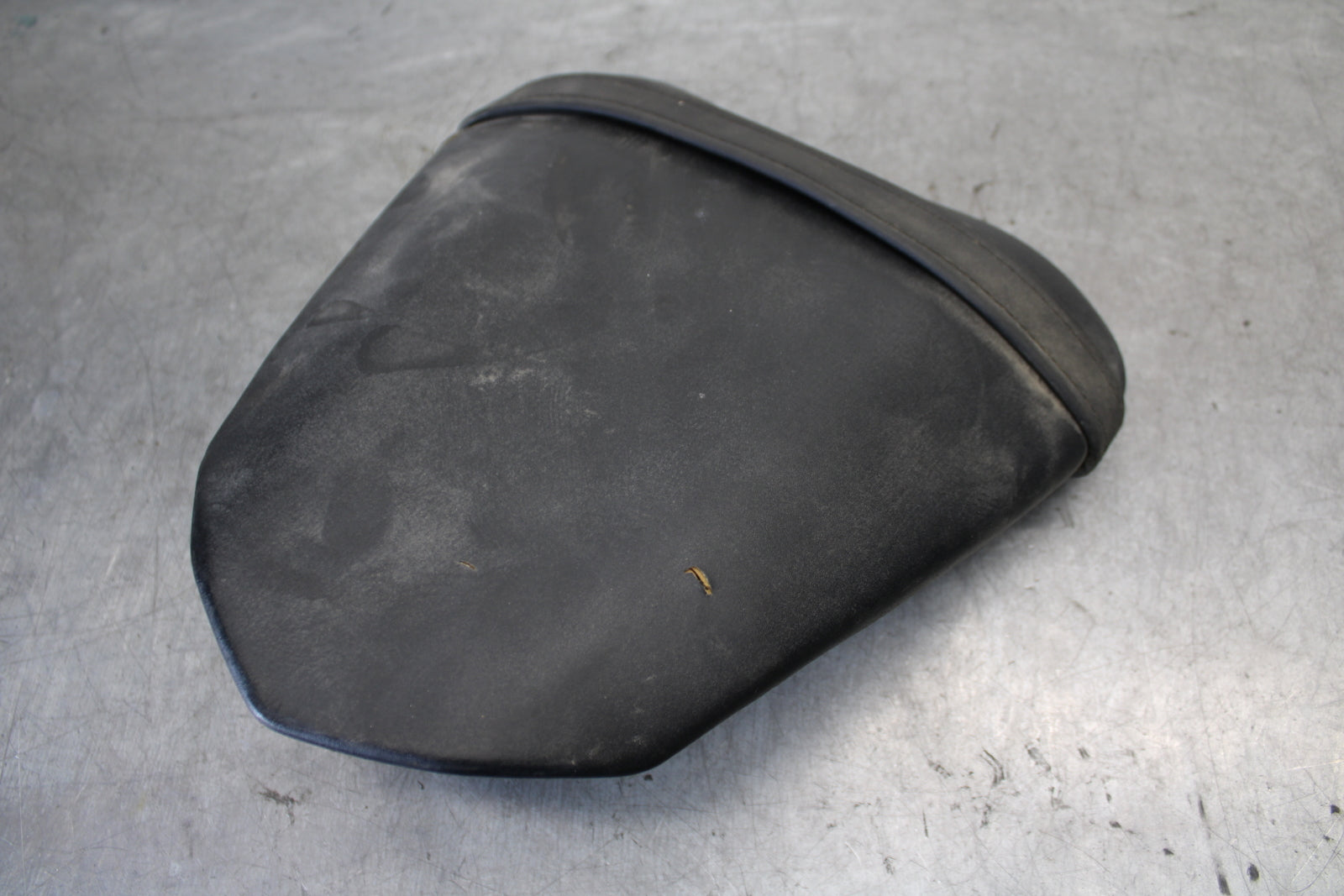 08-16 YAMAHA YZF R6 REAR BACK PASSENGER TANDEM SEAT PAD SADDLE PILLION BB665