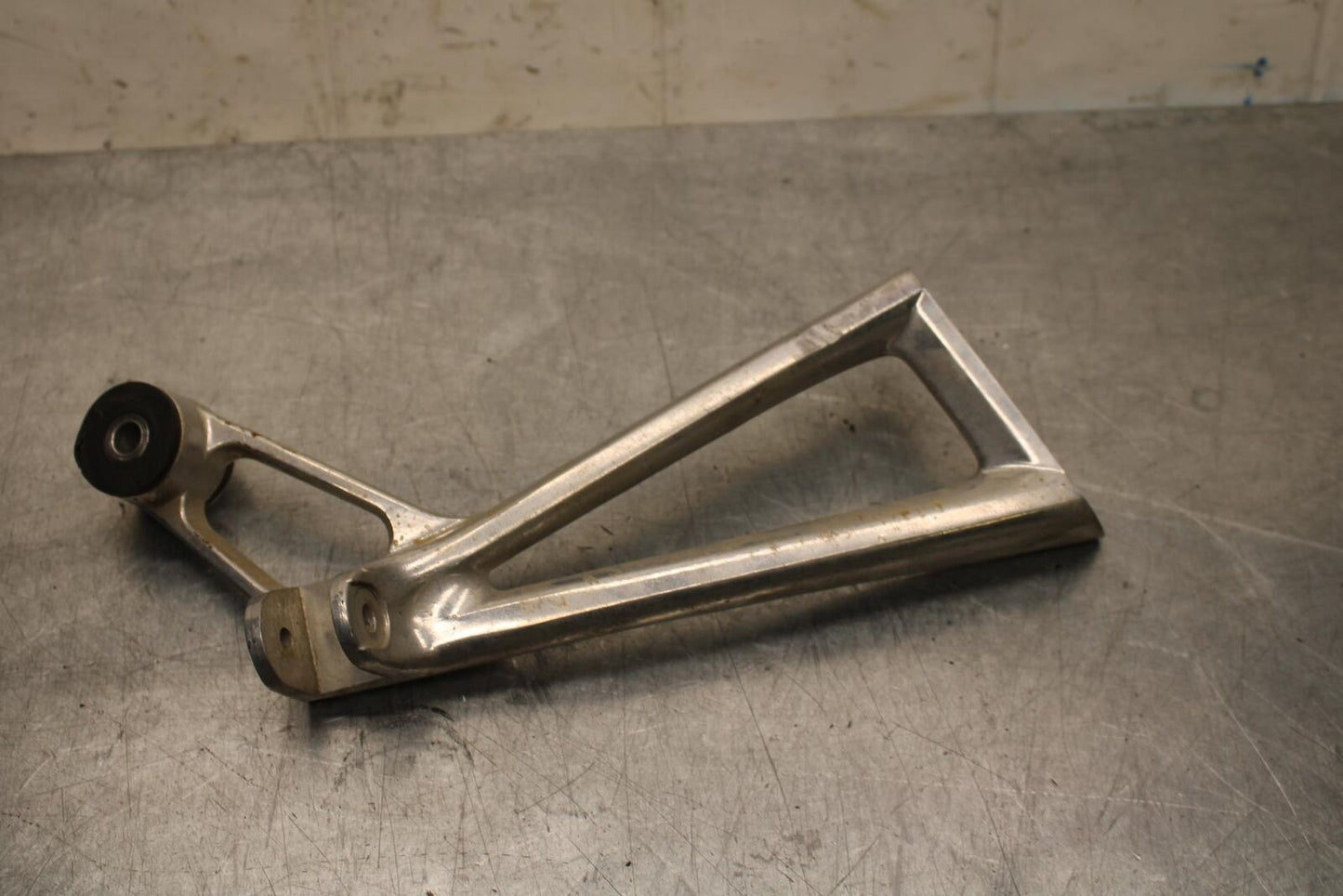 2007 Yamaha YZF R6S RIGHT REAR PASSENGER FOOTPEG MOUNT BB594
