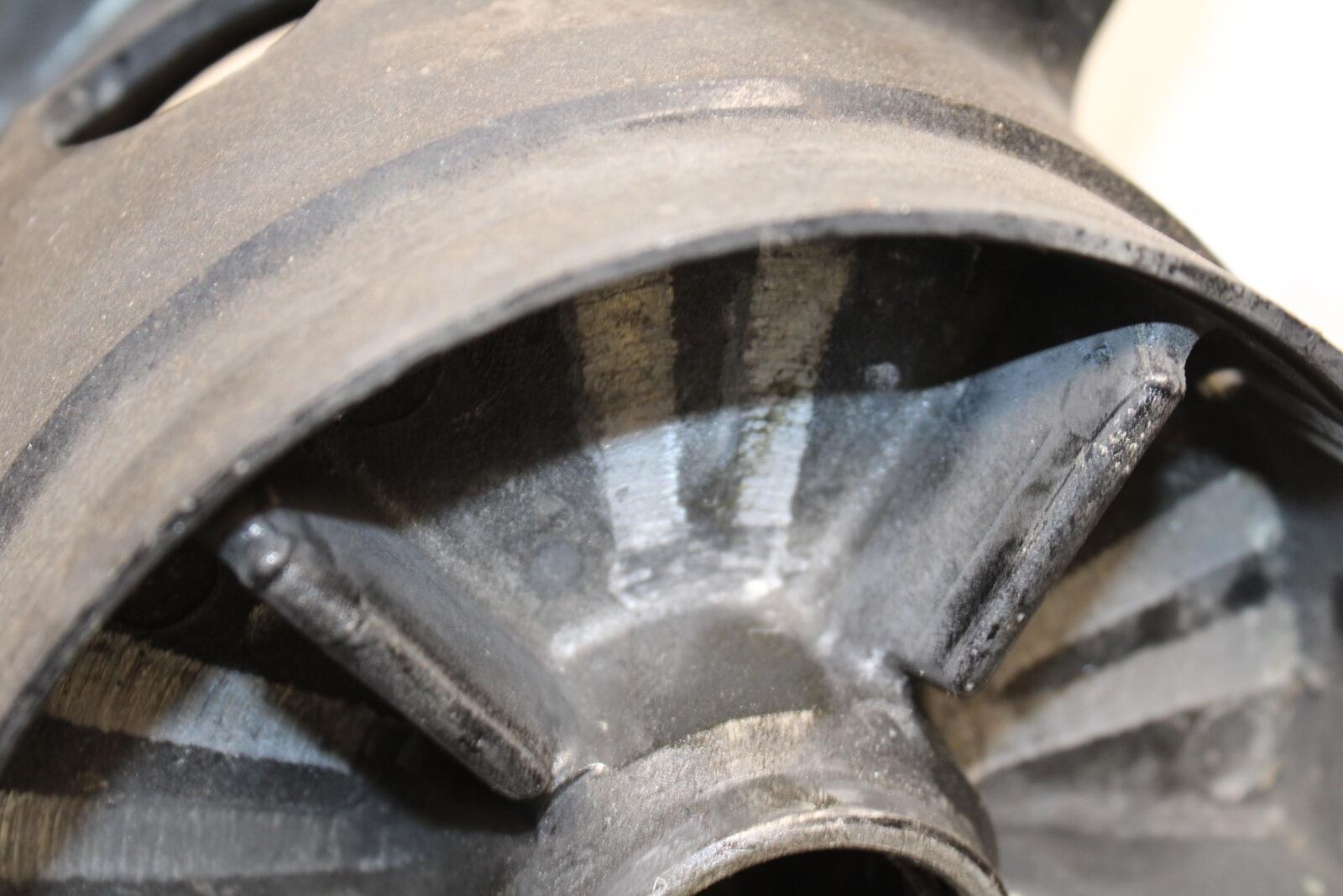 2000 Yamaha YZF R6 REAR ROTOR BACK BRAKE DISC AND REAR WHEEL BB558