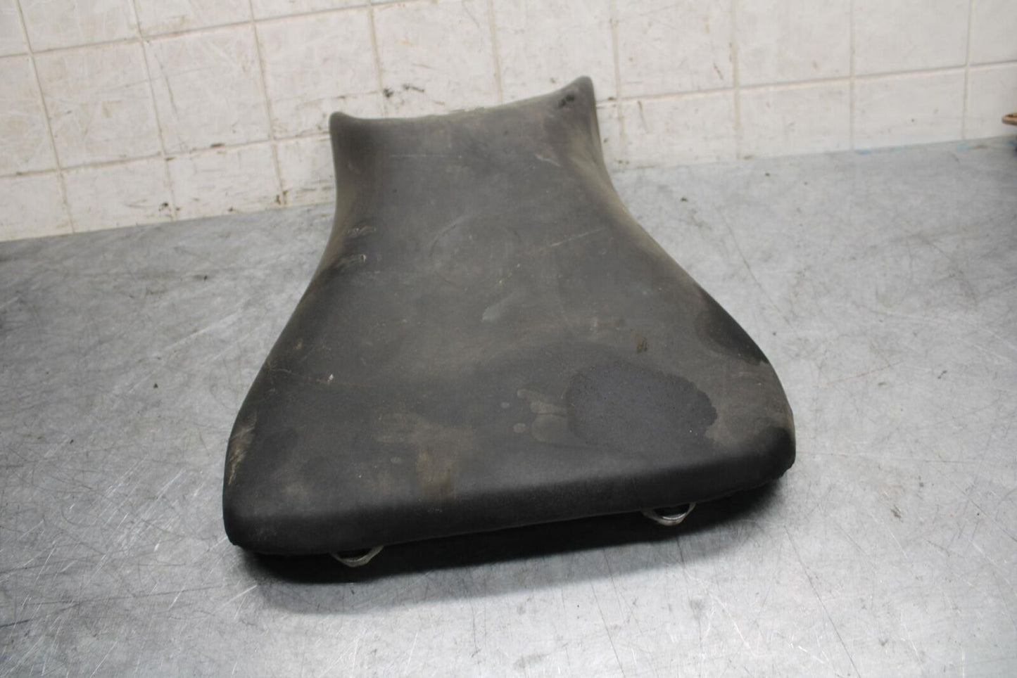 2003 Yamaha YZF R6 FRONT DRIVERS SEAT PAD SADDLE PILLION 5SL-24710-00-00 BB539