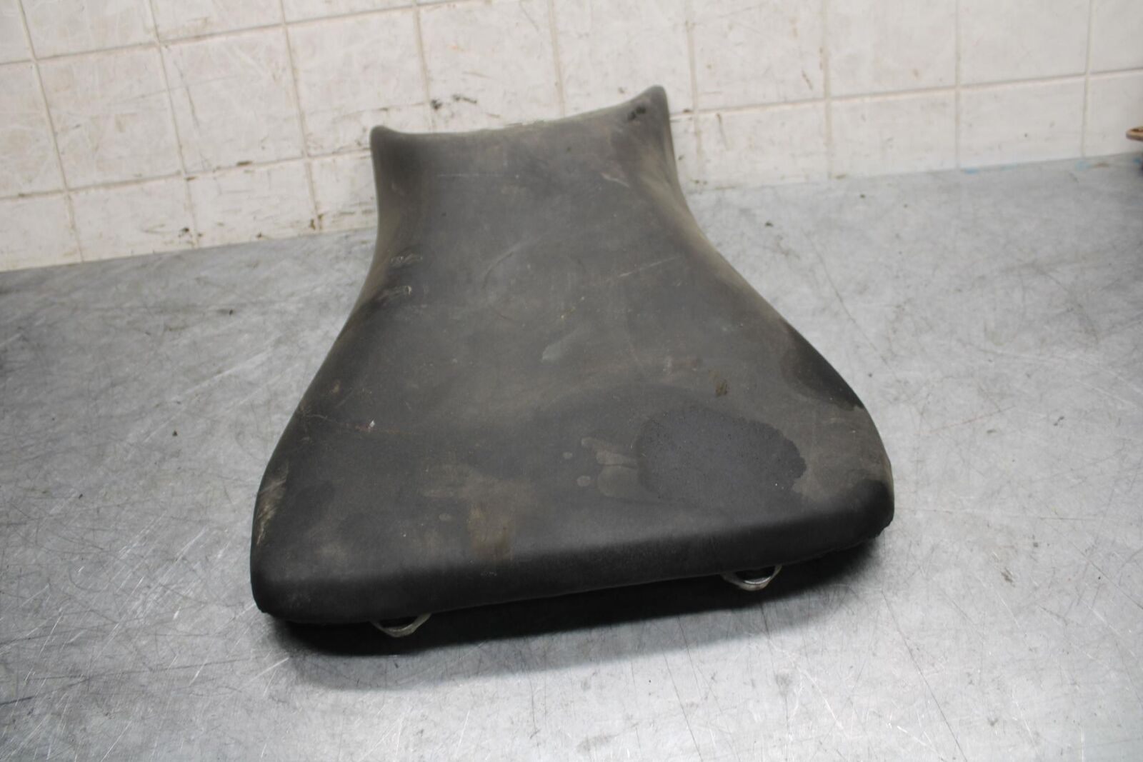 2003 Yamaha YZF R6 FRONT DRIVERS SEAT PAD SADDLE PILLION 5SL-24710-00-00 BB539