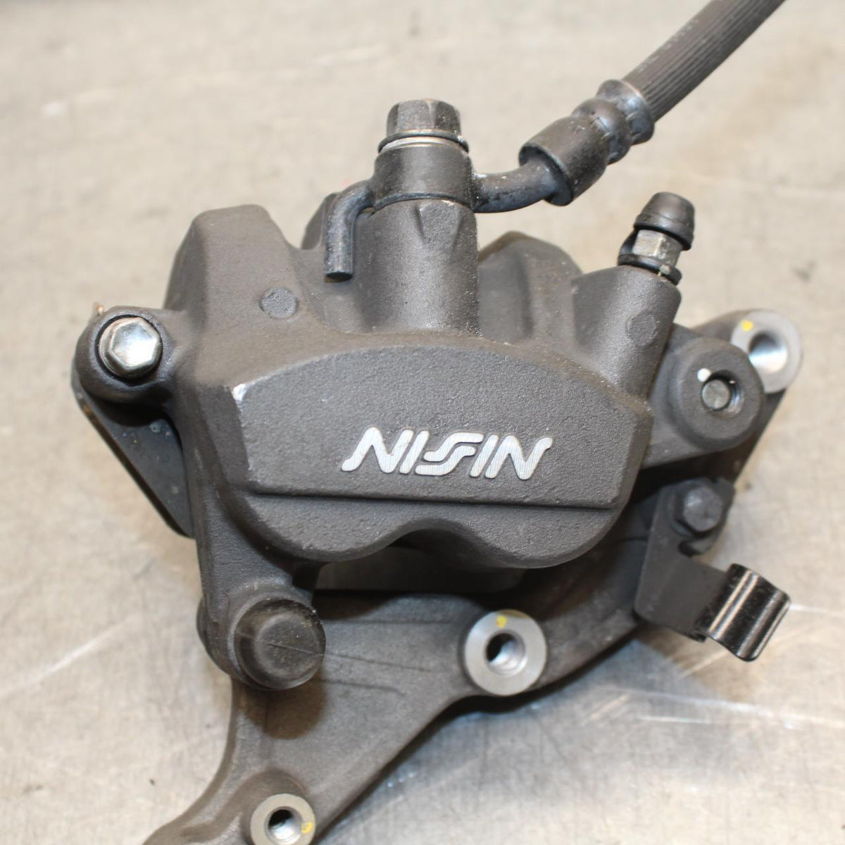 15-18 HONDA CB300FA FRONT BRAKE CALIPER WITH MOUNT BRACKET BB646