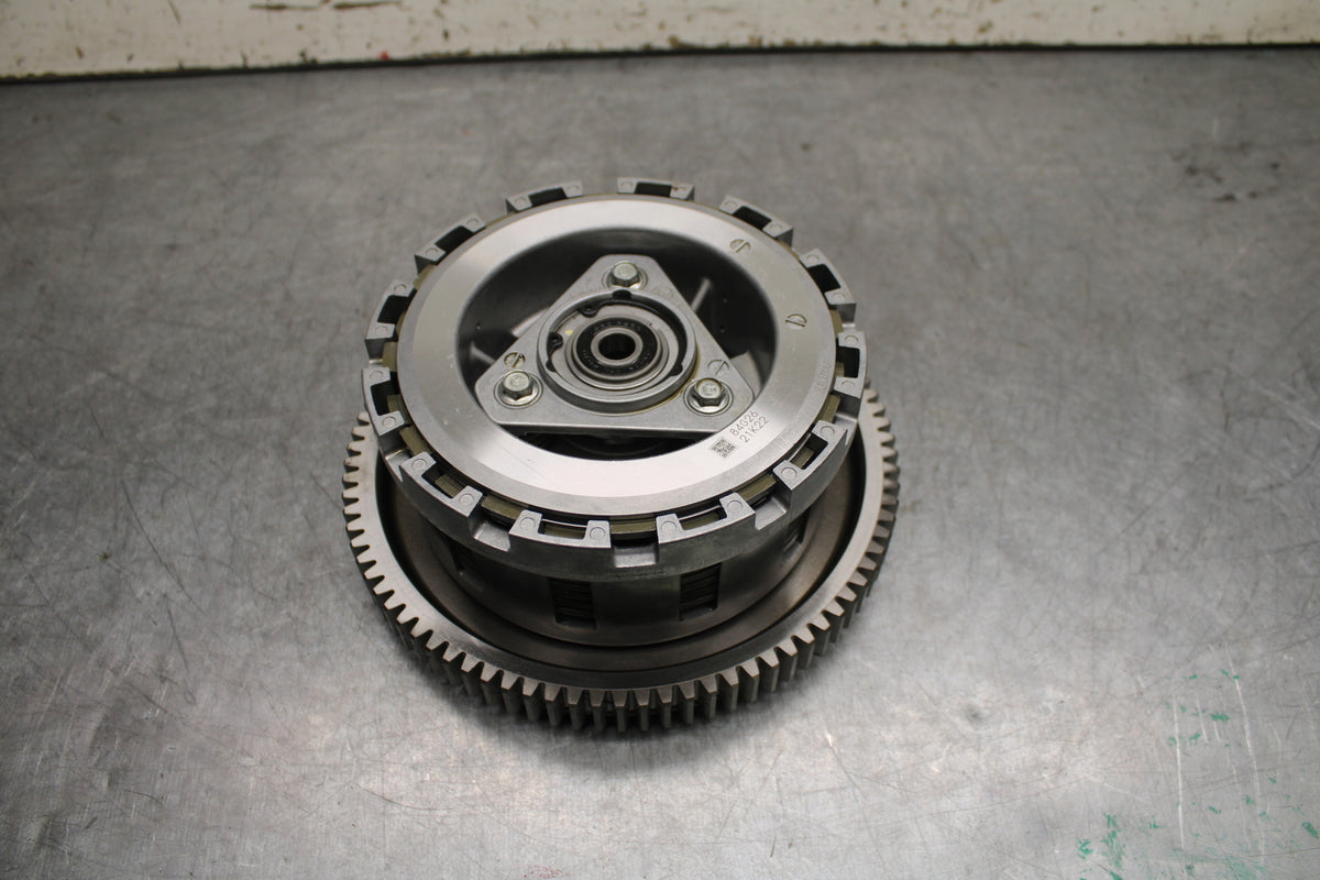 22-24 INDIAN CHIEF BOBBER DARK HORSE COMPLETE CLUTCH W PLATES BASKET HUB BB717