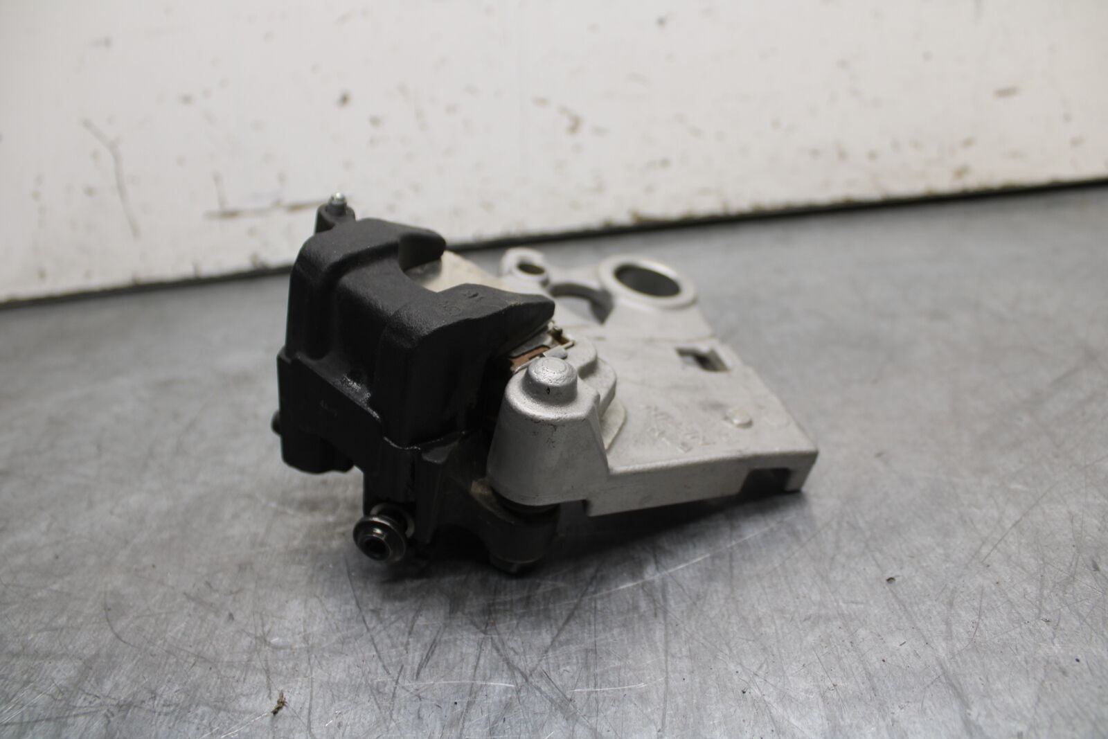 22-24 YAMAHA XSR900 REAR BACK BRAKE CALIPER W MOUNT BRACKET BB710