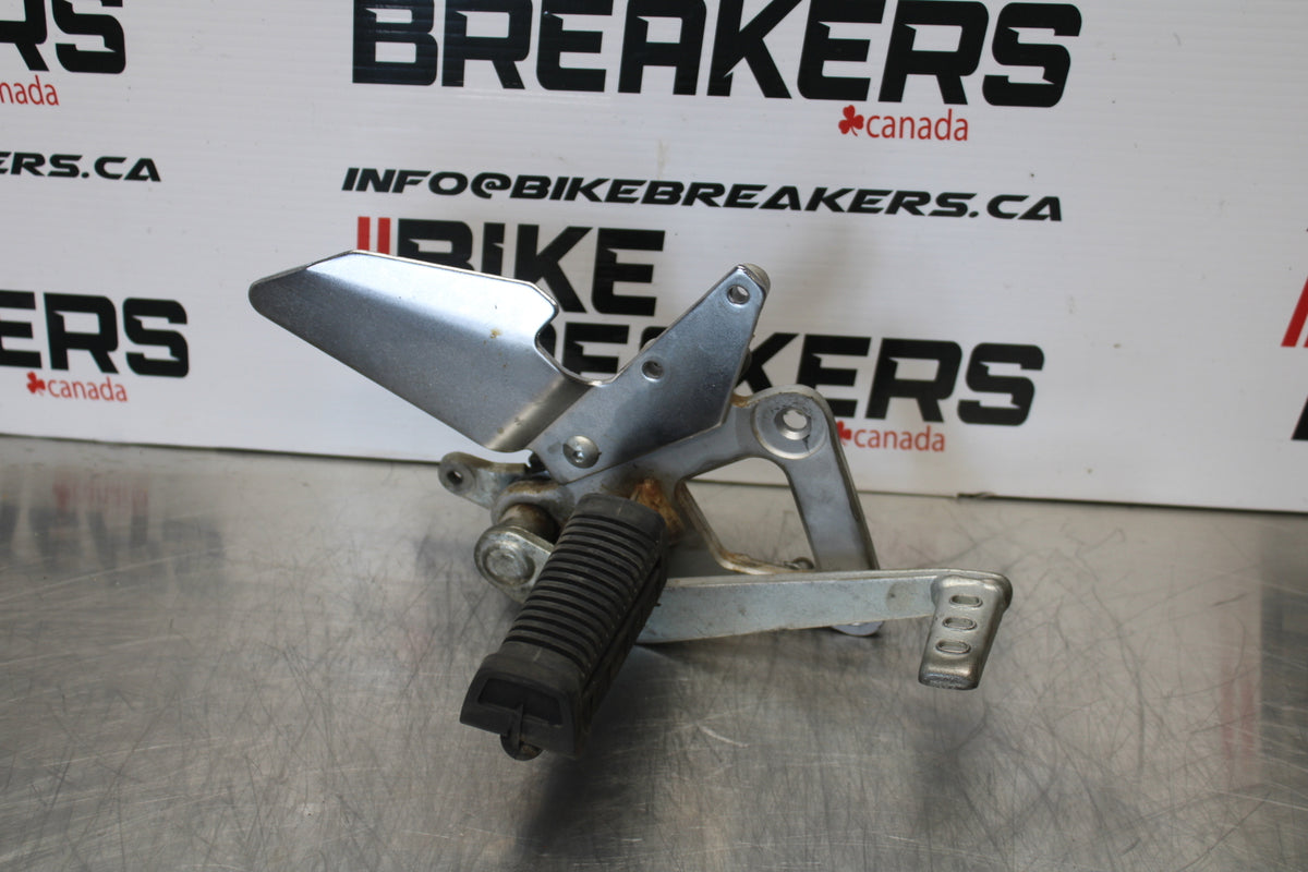 04-09 SUZUKI GS500F RIGHT REARSET REAR SET DRIVER FOOT PEG REST STOP BB165
